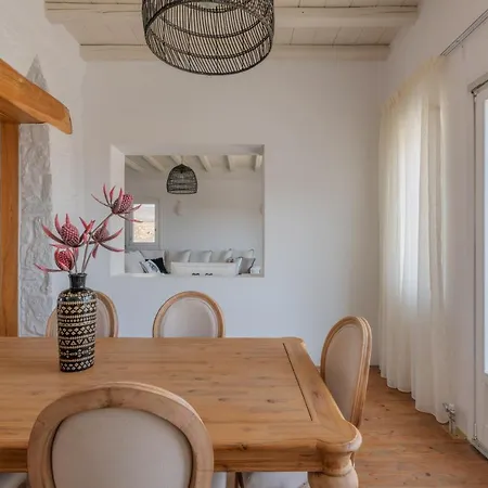 Ryakia Villa, 5 Min Away From Super Paradise Villa *